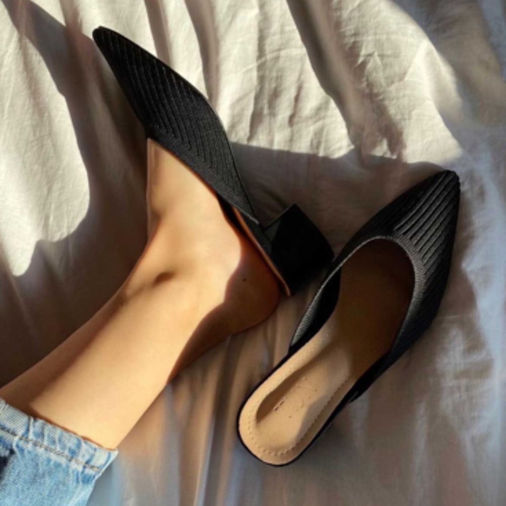 TIJN black knit chunk low heel mules NWOT